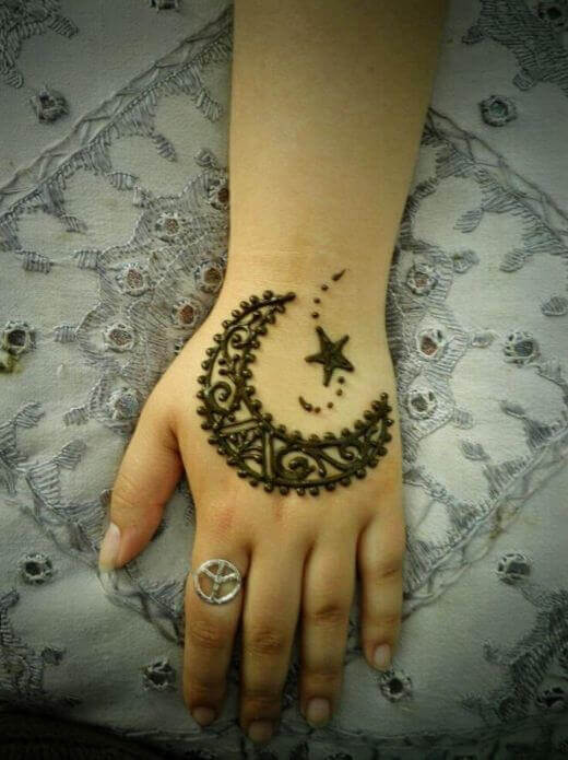 moon shape mehndi on back hand