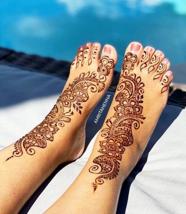 pretty Arabic trail on the feet