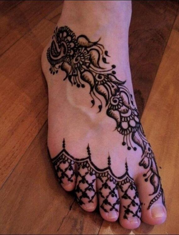 One Line Arabic Feet Mehndi Design