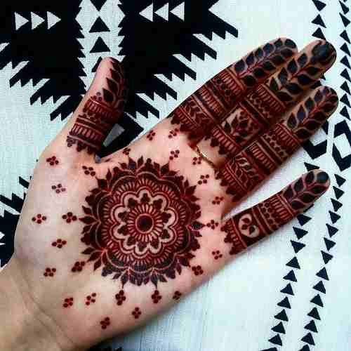 Best Hena circle with leaves on Finger