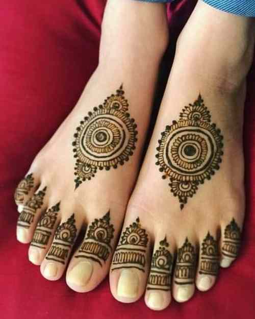 Intricate-Trial-Cricle mehndi on foot