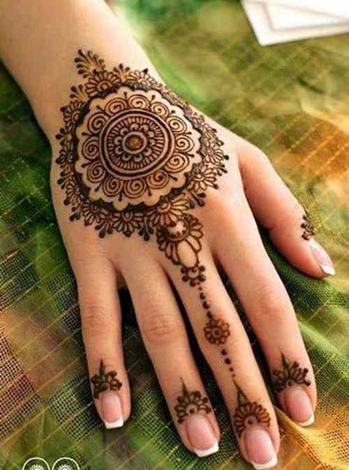 Simple circle Mehndi designs for back hand