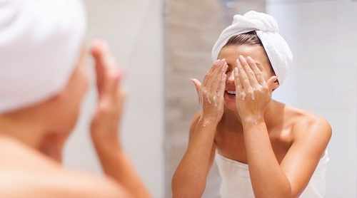 woman-face-washing