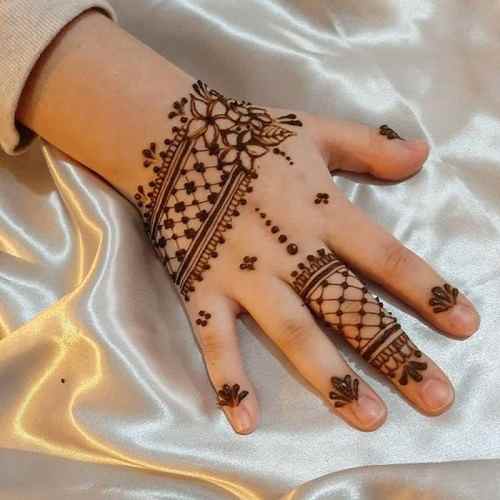 Lace like Mehndi design for Kids