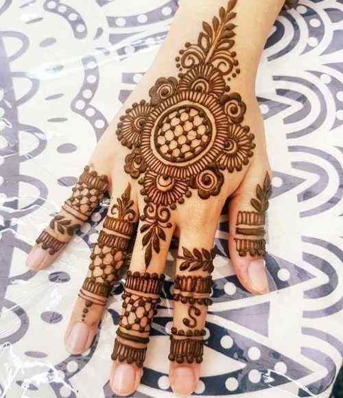 Modern-Mehndi-Designs-for-Back Hands